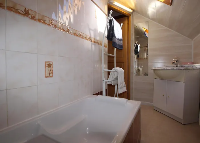 Le 5 Mn De Luchon - Jardin Garage Et Parking Benque-Dessous-et-Dessus